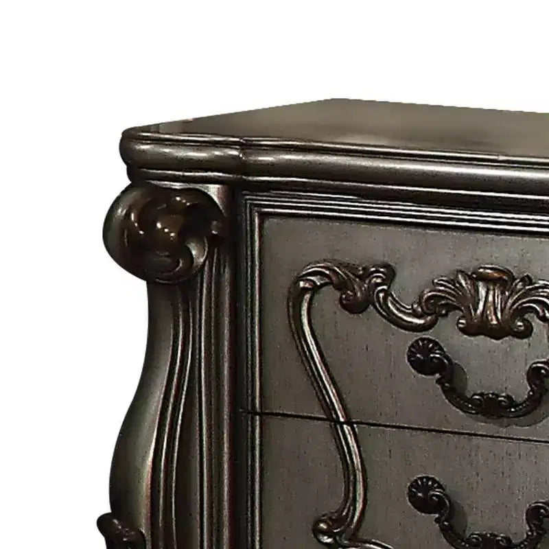 Comodino antico in platino con intagli ornamentali e vani multi-cassetto