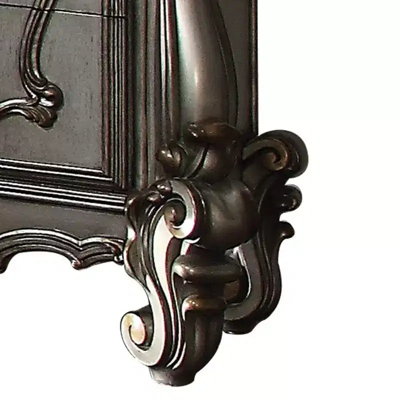 Comodino antico in platino con intagli ornamentali e vani multi-cassetto