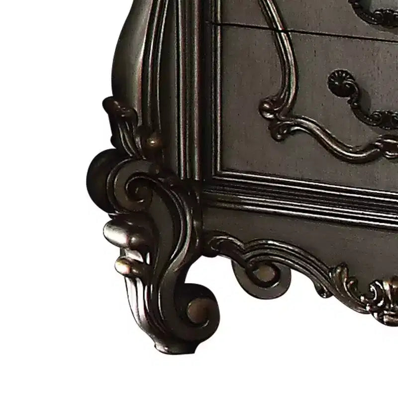 Comodino antico in platino con intagli ornamentali e vani multi-cassetto