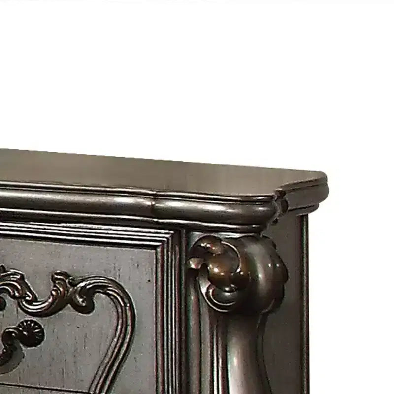 Comodino antico in platino con intagli ornamentali e vani multi-cassetto