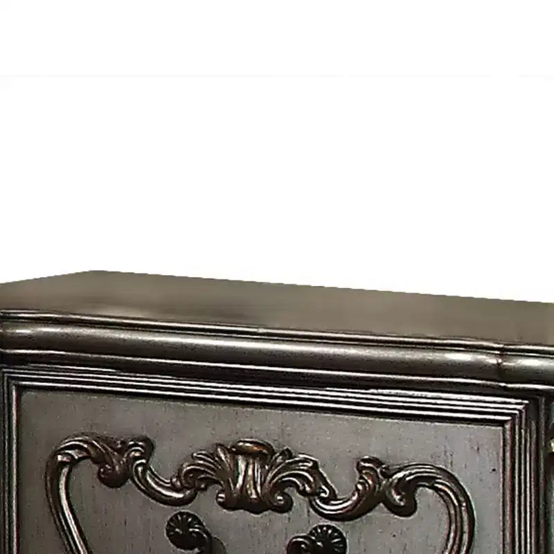 Comodino antico in platino con intagli ornamentali e vani multi-cassetto