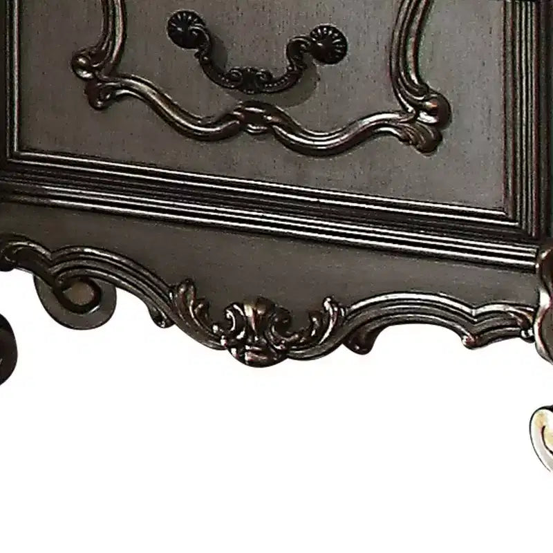 Comodino antico in platino con intagli ornamentali e vani multi-cassetto
