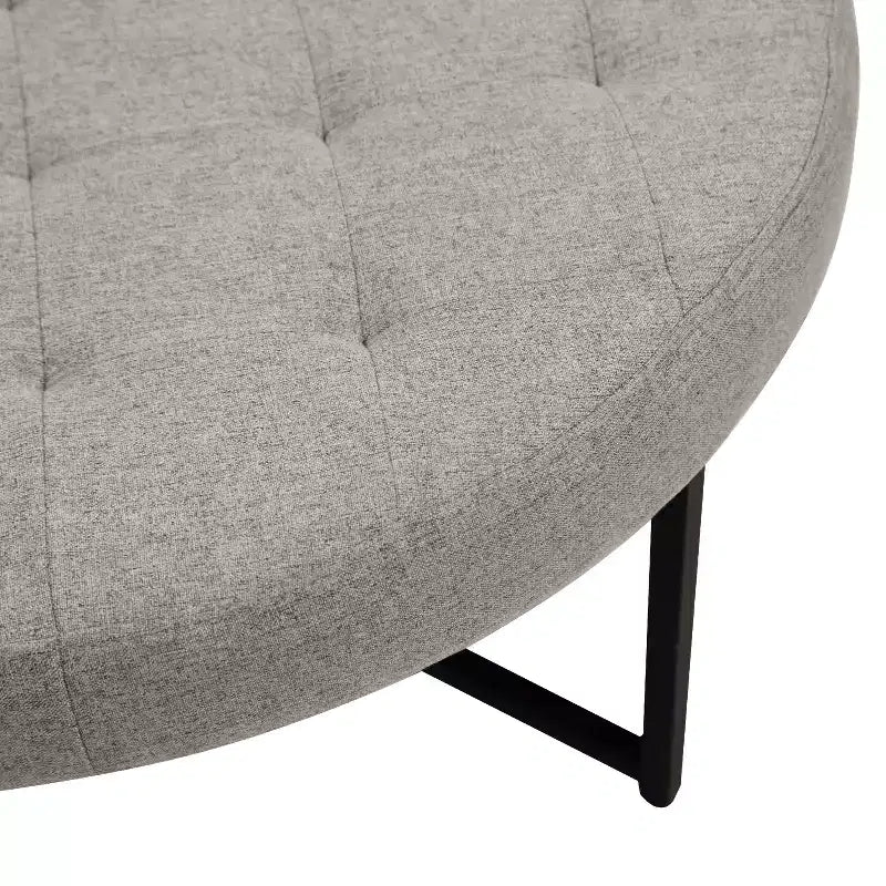 Pouf ottomano trapuntato in cotone e lino rotondo da 34", con struttura in metallo