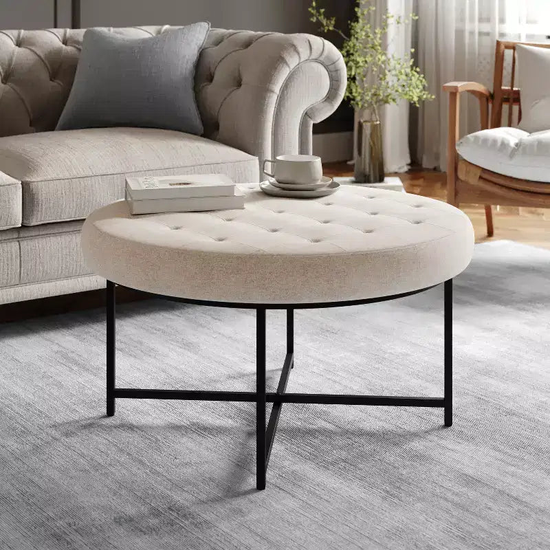 Pouf ottomano trapuntato in cotone e lino rotondo da 34", con struttura in metallo