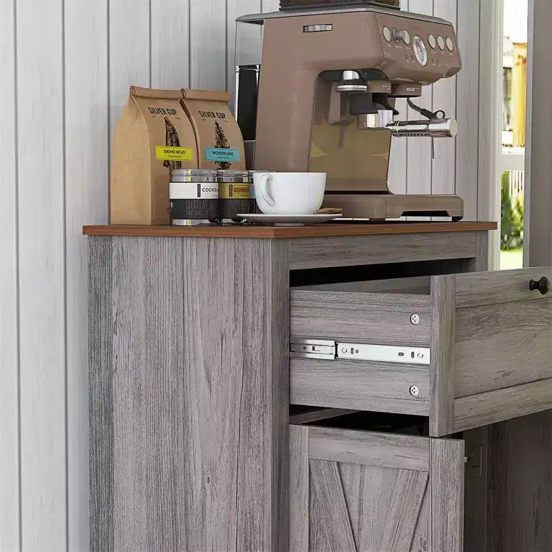 Credenza in stile rustico con ante, cassetto e ripiano regolabile