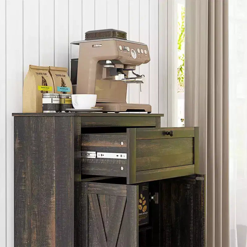 Credenza in stile rustico con ante, cassetto e ripiano regolabile